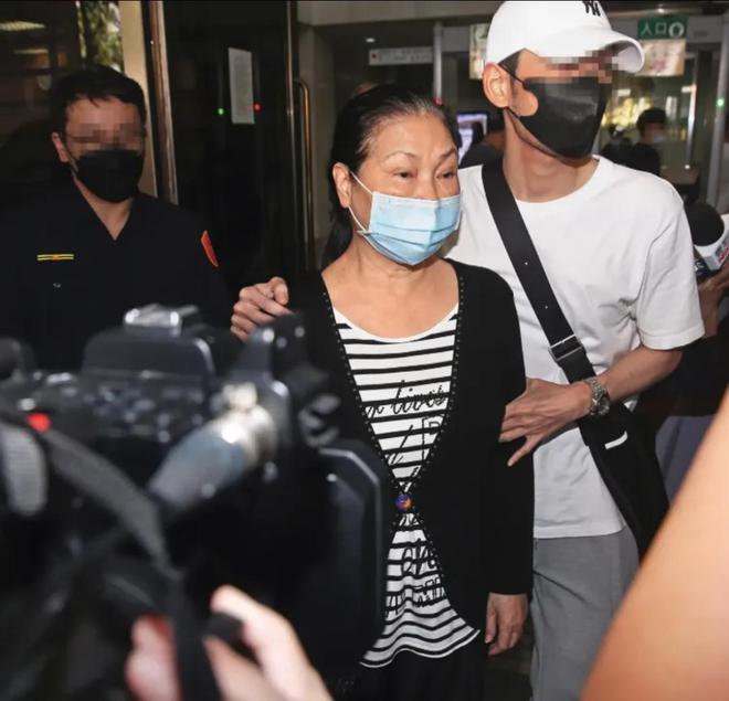 被法拍具俊晔不还房贷她愁到站不起来麻将胡了2S妈还没放下！大S豪宅恐(图6)