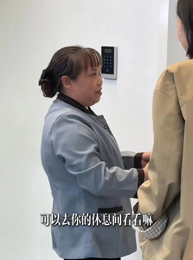 在厕所隔间休息为保洁阿姨打造30平休息室PG电子麻将胡了2汪涵妻子不忍保洁阿姨(图7)