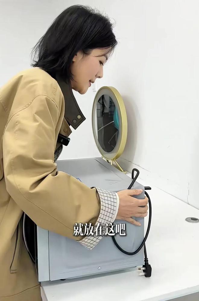 在厕所隔间休息为保洁阿姨打造30平休息室PG电子麻将胡了2汪涵妻子不忍保洁阿姨(图6)