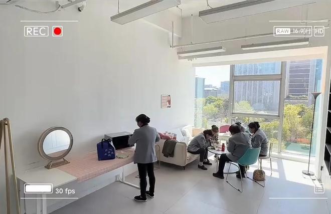 在厕所隔间休息为保洁阿姨打造30平休息室PG电子麻将胡了2汪涵妻子不忍保洁阿姨(图11)