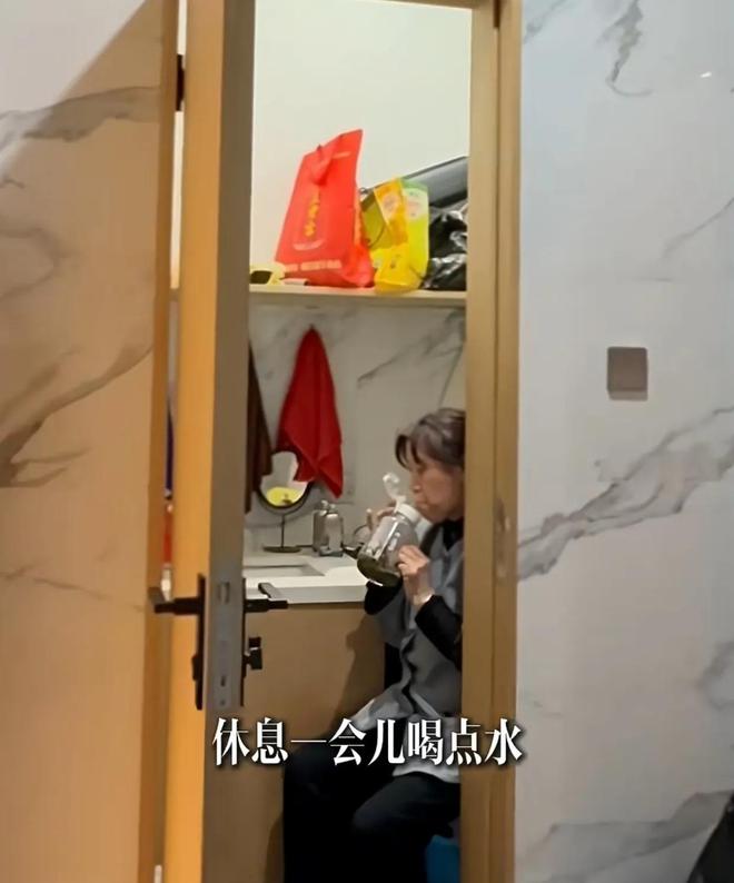 在厕所隔间休息为保洁阿姨打造30平休息室PG电子麻将胡了2汪涵妻子不忍保洁阿姨(图2)