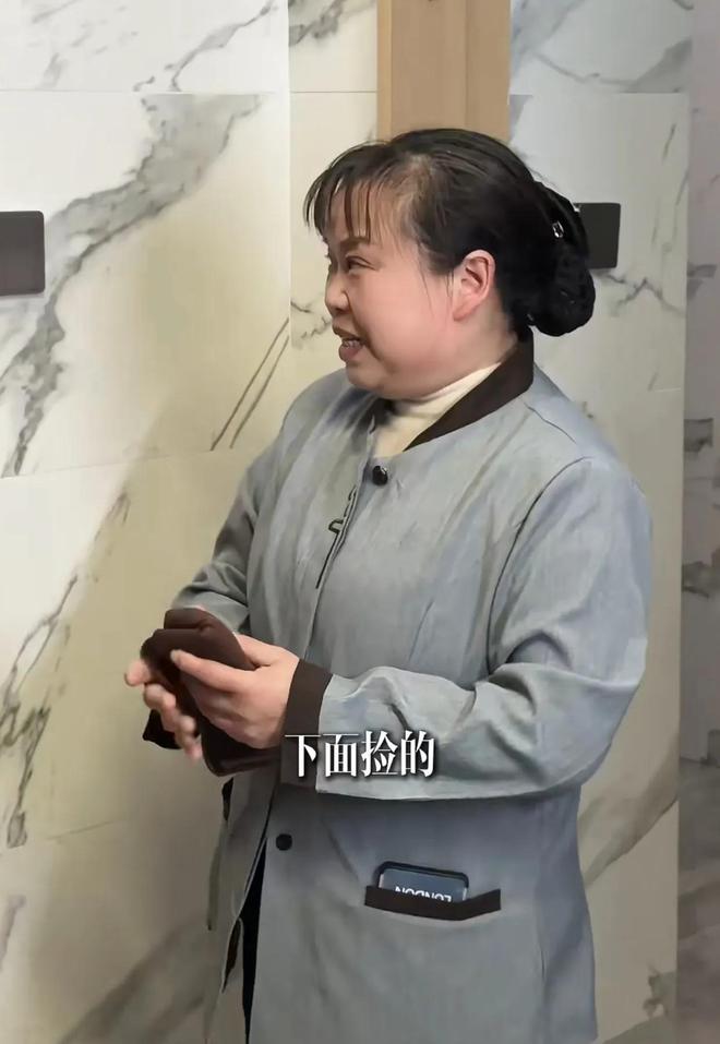 在厕所隔间休息为保洁阿姨打造30平休息室PG电子麻将胡了2汪涵妻子不忍保洁阿姨(图3)