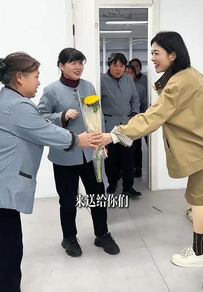 在厕所隔间休息为保洁阿姨打造30平休息室PG电子麻将胡了2汪涵妻子不忍保洁阿姨(图13)