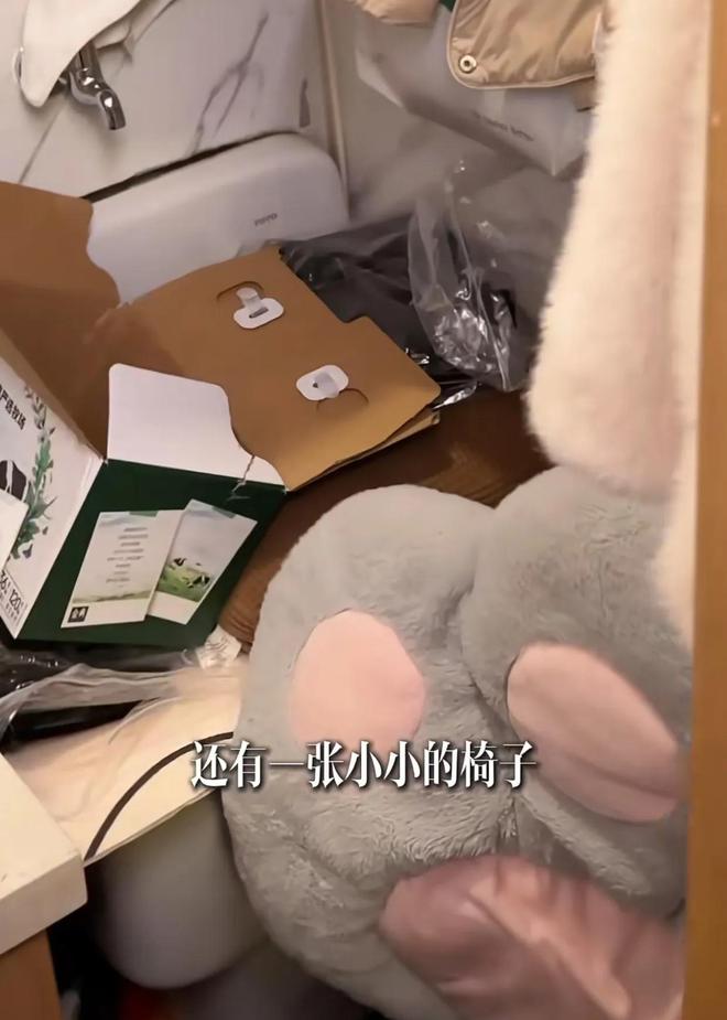 在厕所隔间休息为保洁阿姨打造30平休息室PG电子麻将胡了2汪涵妻子不忍保洁阿姨(图15)